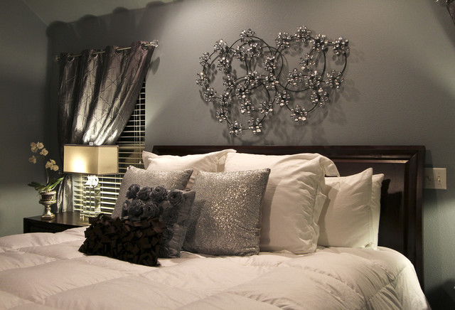 suaugusiųjų miegamojo apdaila romantiška-suaugusiųjų-miegamojo apdaila-dekoratyvinės pagalvėlės-balta-sidabrinė-originali-sienų apdaila-patalynė-lova-balta