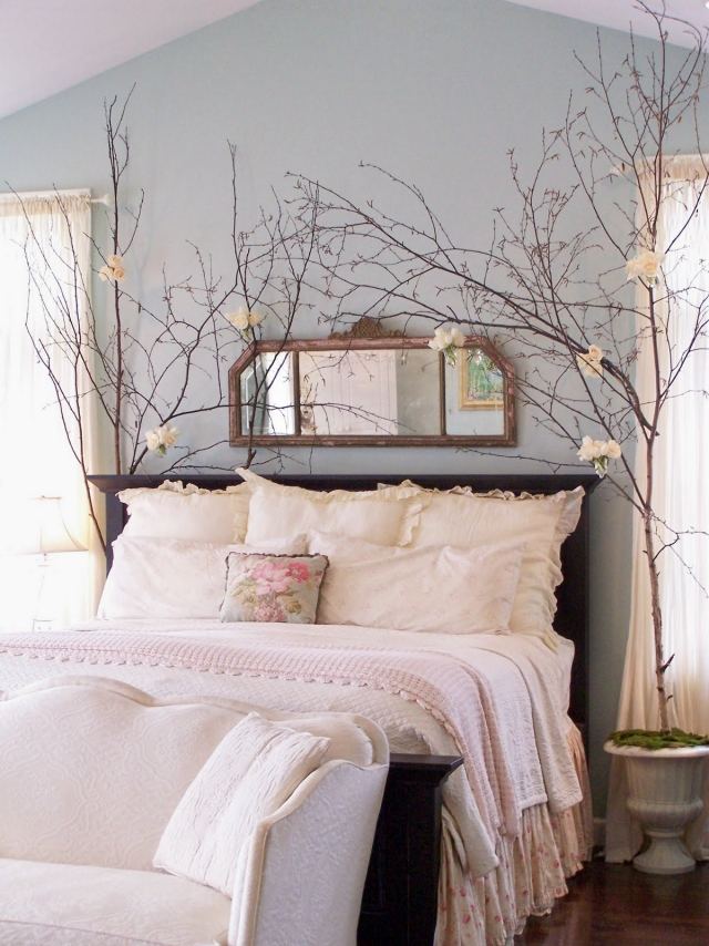 suaugusiųjų miegamojo apdaila romantiška-suaugusiųjų miegamojo apdaila-šviesiai mėlynos sienos-drobė-lova-balti-krūmai-baltos gėlės