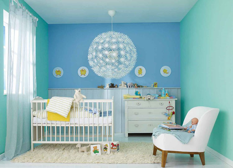 Kék babaszoba dekorációs ötlet baba szék ágyához