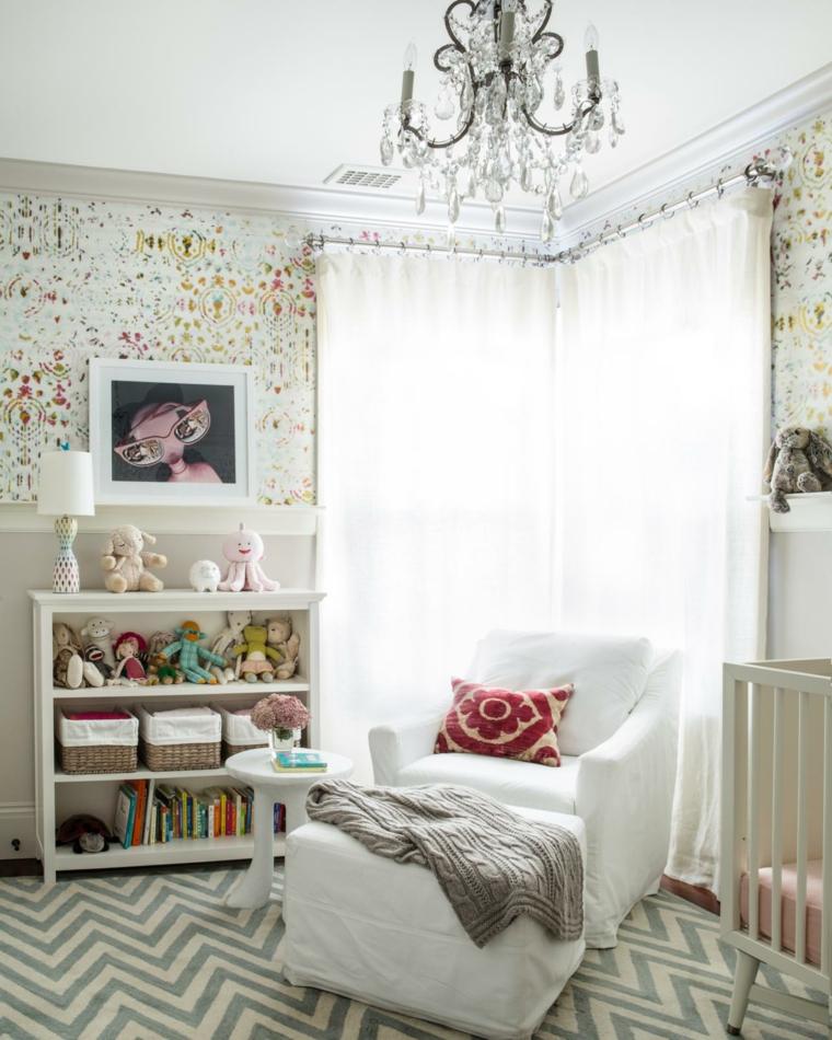女の赤ちゃんのベッドの部屋の装飾