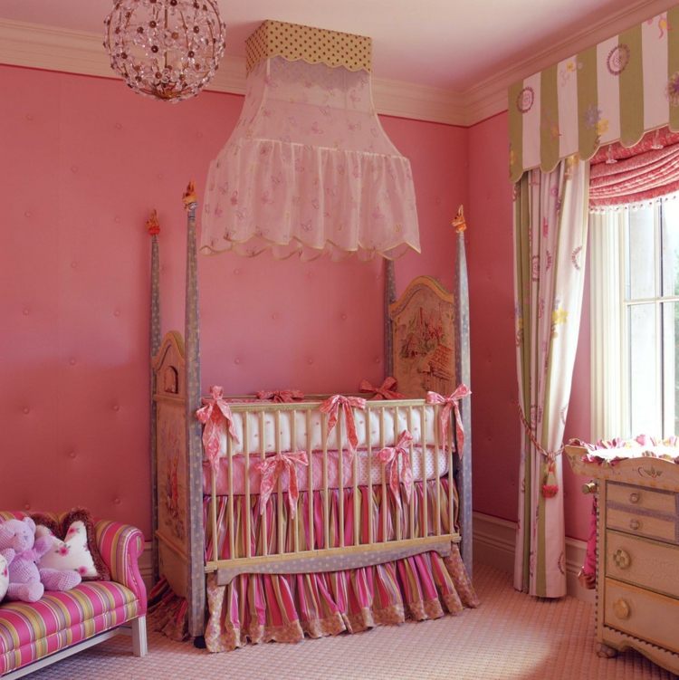 ピンクの女の赤ちゃんの保育園