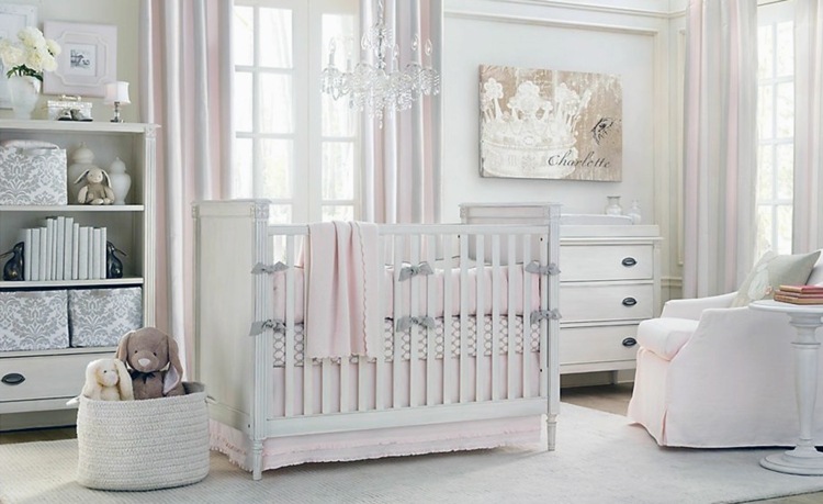 レトロな女の赤ちゃんの部屋の装飾