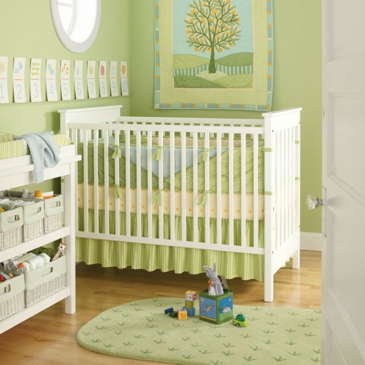 緑の女の赤ちゃんの部屋の装飾