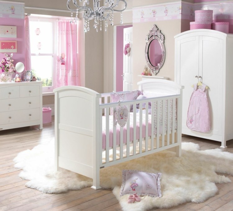 ヴィンテージの女の赤ちゃんの部屋の装飾