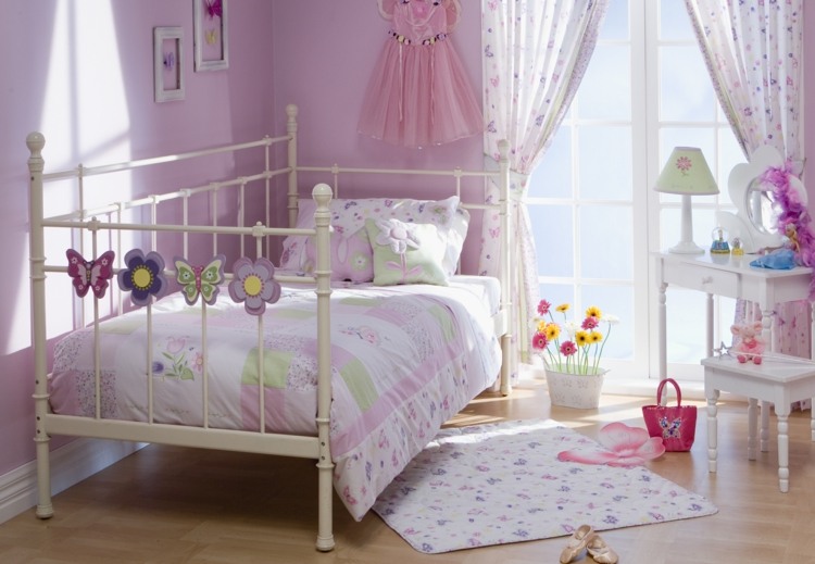 ピンクの女の子の寝室の装飾