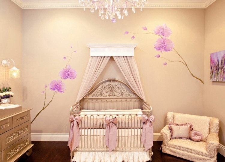 女の赤ちゃんの寝室の家具