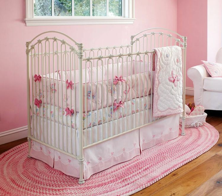レトロなデザインの女の赤ちゃんのベッド