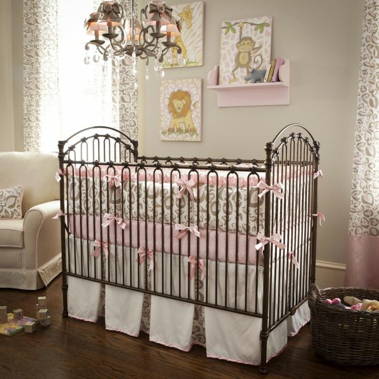 レトロなスタイルの女の赤ちゃんのベッド