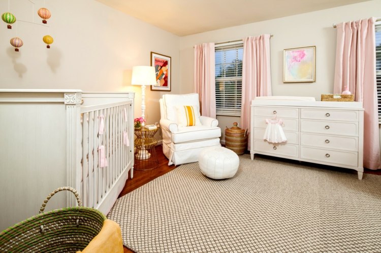女の赤ちゃんの寝室の家具