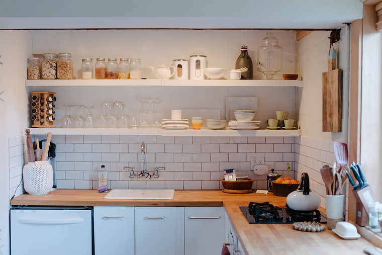 Idee per piani di lavoro in cucina in legno per riporre gli scaffali dei rivestimenti