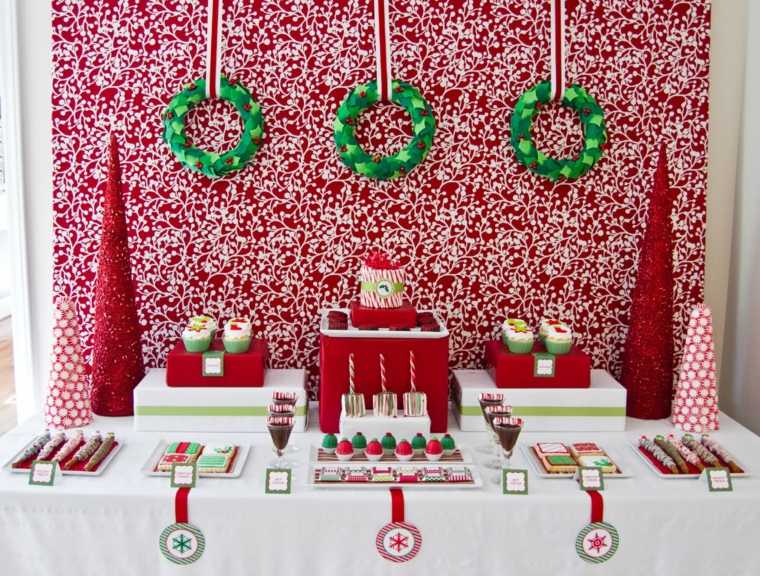 Karácsonyi deco piros fehér zöld fenyőfa asztal hó