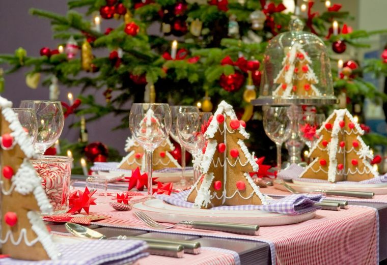 Karácsonyi asztal dekoráció karácsonyfa játékok