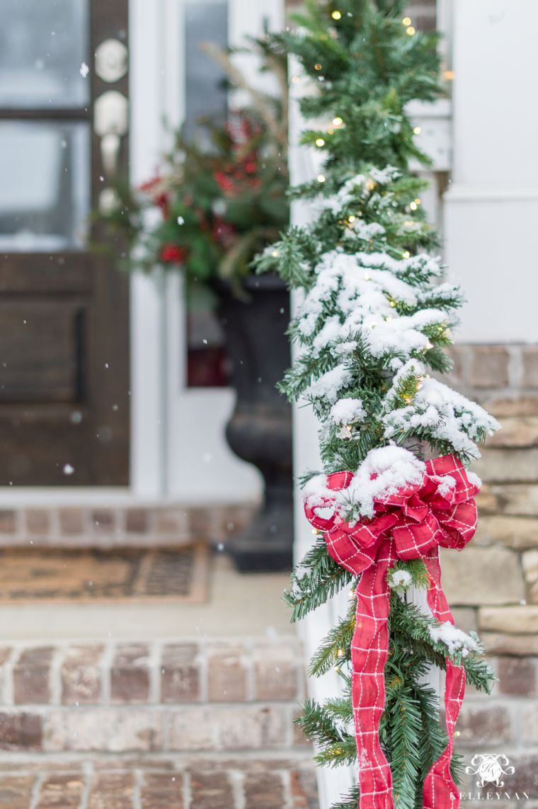 Dekoracija božićne verande sa snijegom