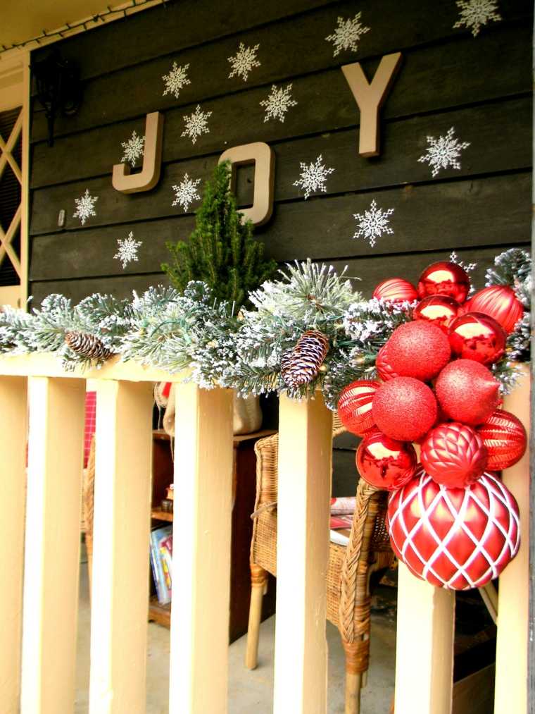 didelis raudonas kamuolys deko idėja terasa Kalėdų papuošti