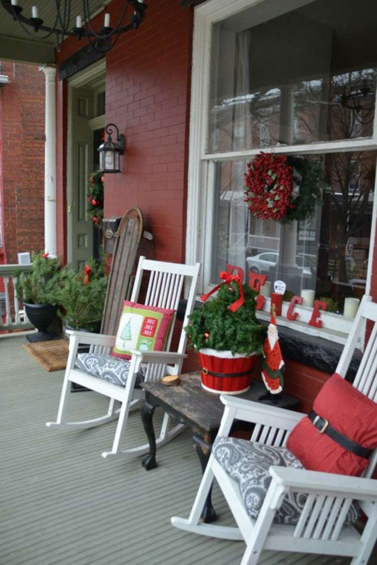 Papuoškite terasos Kalėdų idėją šviesiomis girliandos pagalvėmis