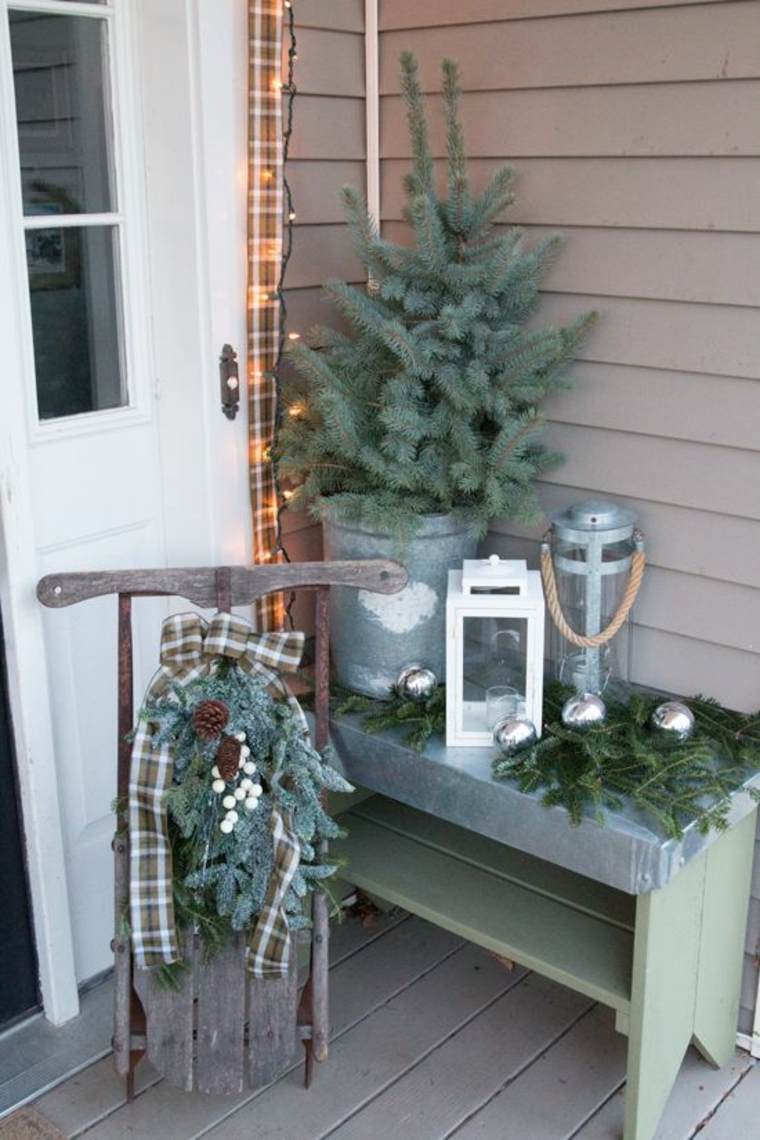 Kalėdų dekoravimas Kalėdų eglutės įėjimo idėja šviesos girliandos baldai medžio kompozicija pušies kūgiai