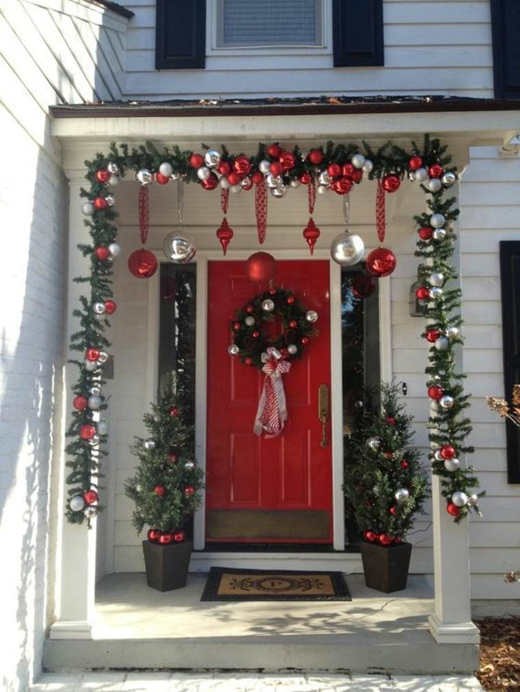 dekoravimo įėjimo durų girlianda pakabinami kalėdiniai rutuliai idėjos