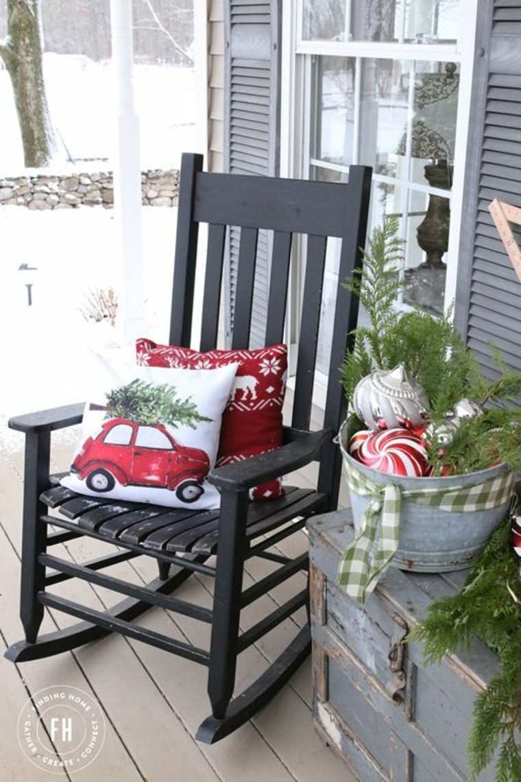 lauko deko terasa Kalėdų kamuoliai idėjos kėdžių pagalvėlės