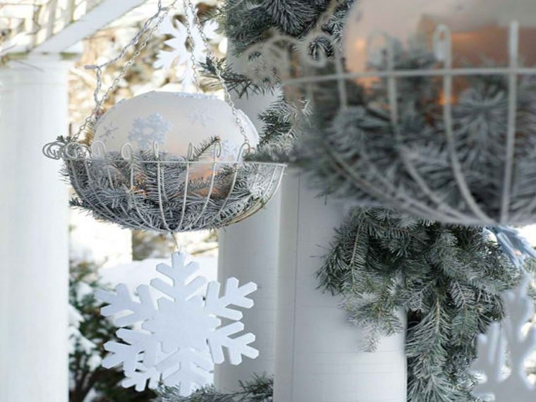 Kalėdų deko balto rutulio pakabos idėjos snaigės puošia erdvę