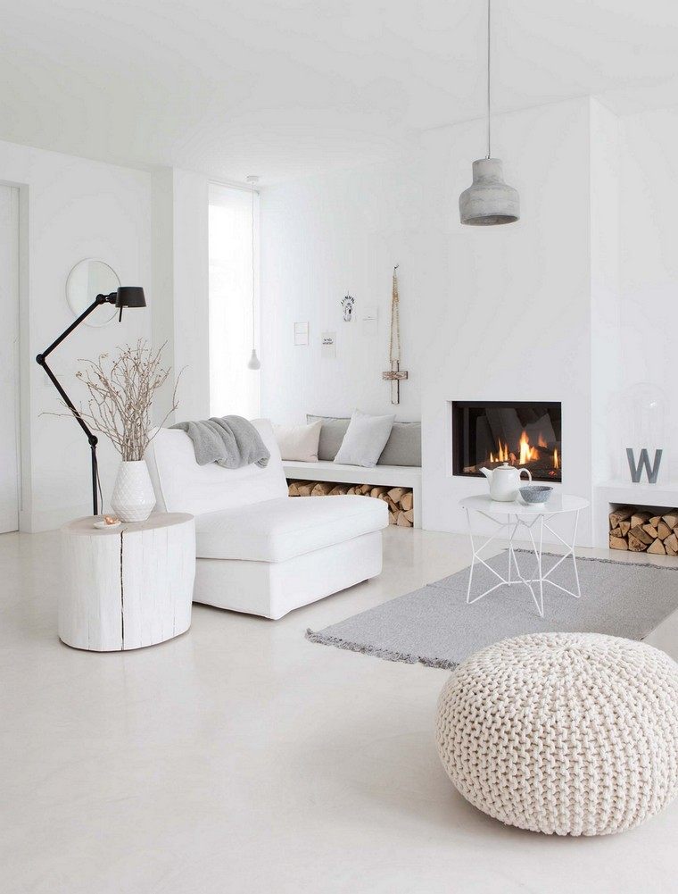 リビングルームの装飾白いアームチェアランプランプカーペット暖炉