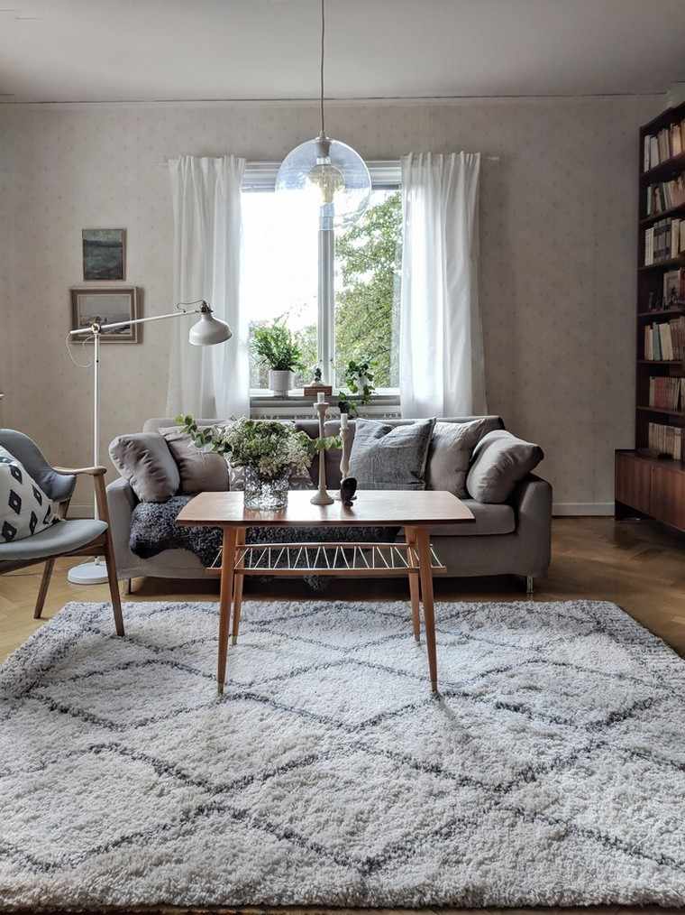 szürke-kanapé-párnák-nappali-dekoráció