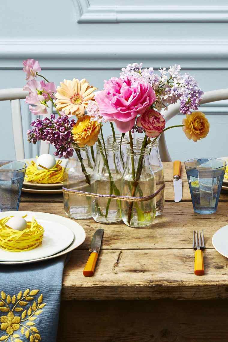 tavolo per la colazione con fiori in carta deco