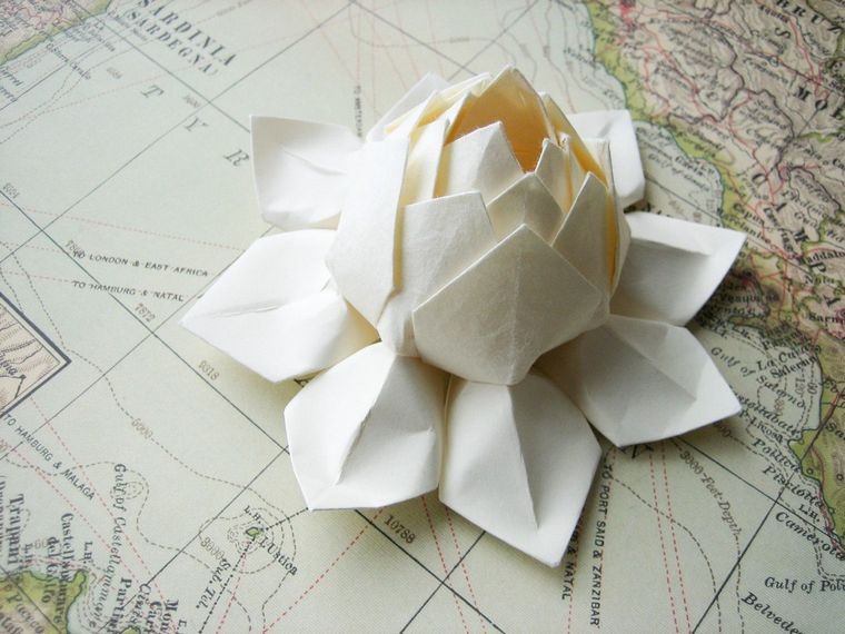 decorazione di carta origami rosa