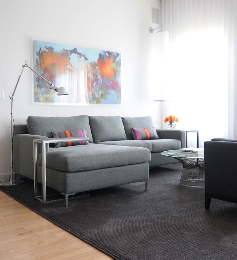 リビングルーム用の小さな灰色のソファ