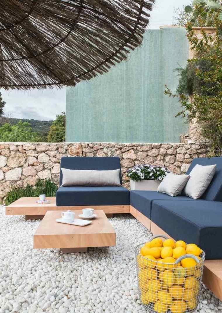 vrtni namještaj drveni jastuci moderni stolić za kamu šljunak kameno tlo
