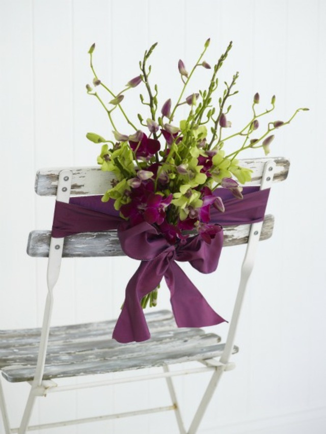 dekoravimo augalas balta medinė kėdė gėlių dekoravimas pavasaris