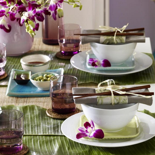 baltai violetinė orchidėjų stalo puošmena