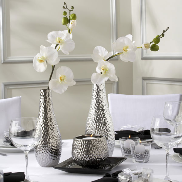 du balti orchidėjų sidabriniai vazos valgomojo stalai