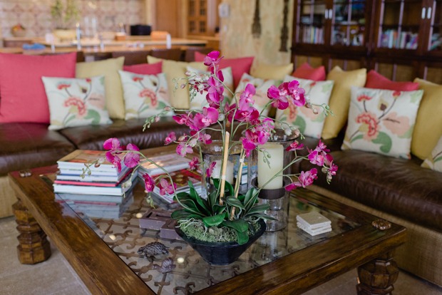 maža rožinė orchidėjų kavos staliuko svetainė
