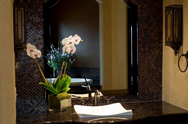 tamsiai baltas orchidėjų vonios kambarys