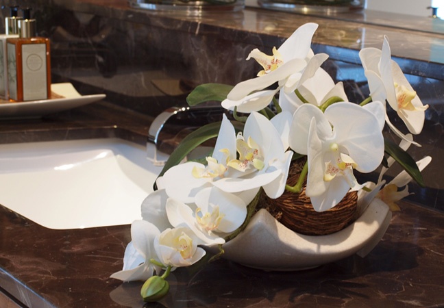zoom balta gėlių orchidėjų vonios kambario apdaila