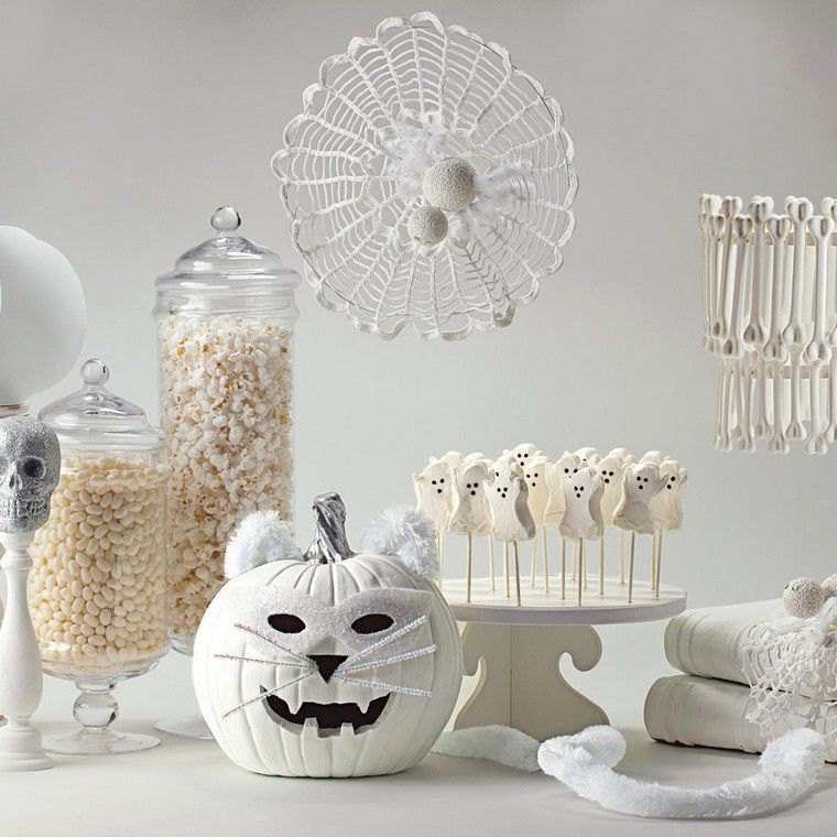 Helovino dekoracijos, skirtos baltų moliūgų idėjoms