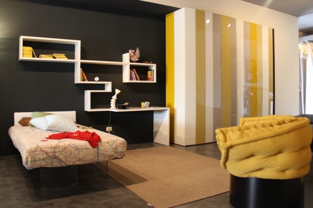 寝室の装飾ベッド白い木製の棚黄色灰色の壁の床マット