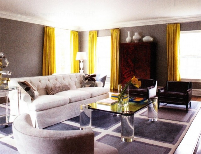 白いソファ黄色いカーテンリビングルームの装飾黒革のアームチェアフロアマットガラスのリビングルームのテーブル