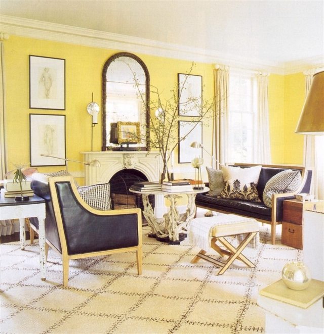 リビングルームの黄色い壁のデコミラー革のコーヒーテーブルの黒いアームチェア革のミラーデコの絵画のリビングルームのソファ