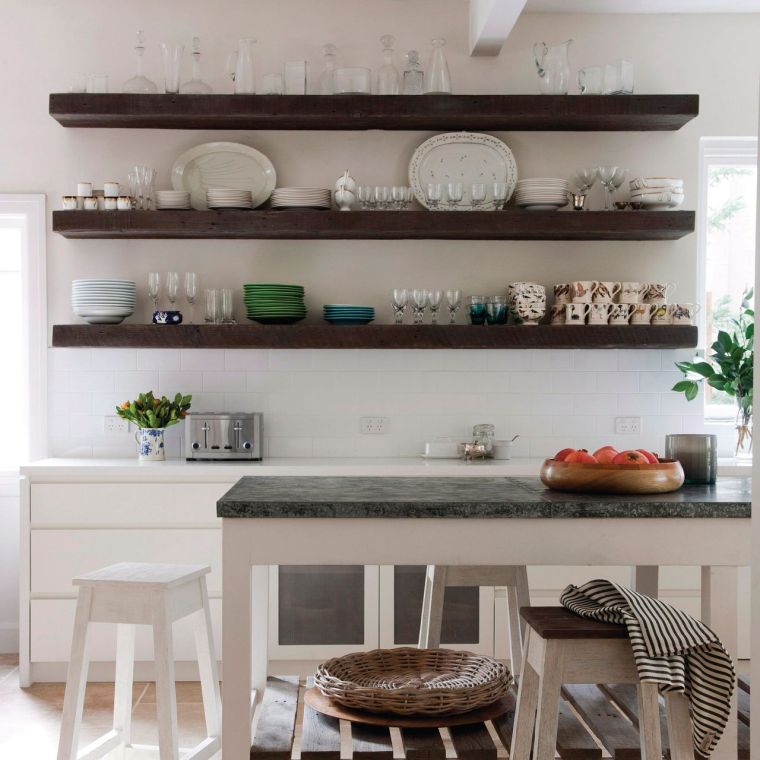 cucina con ripiani aperti
