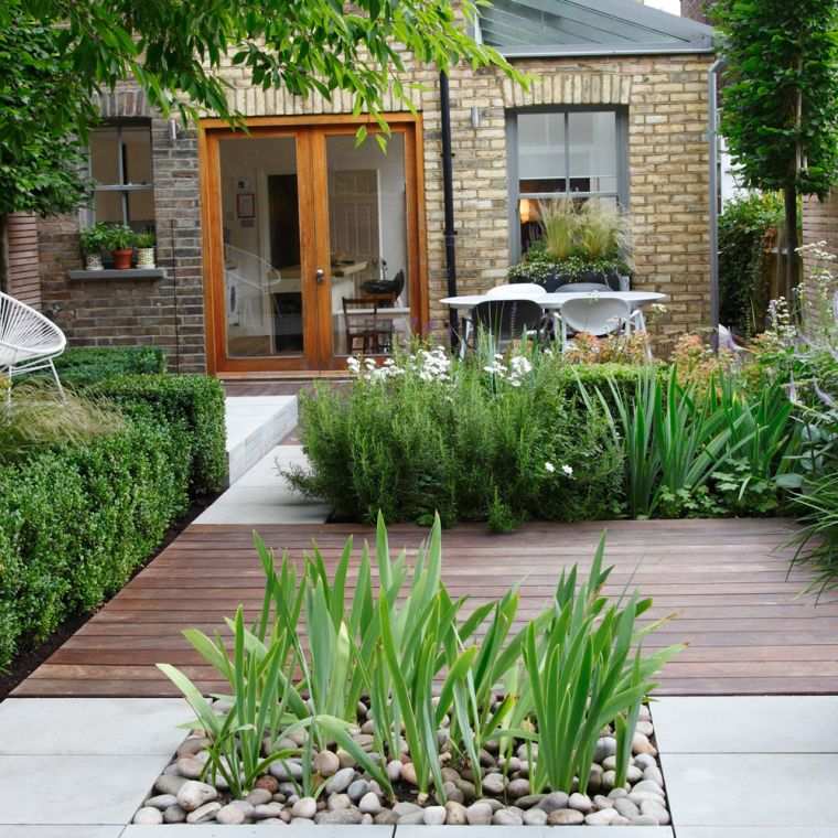 sodas-akmenukai-medinė-terasa-maža erdvė