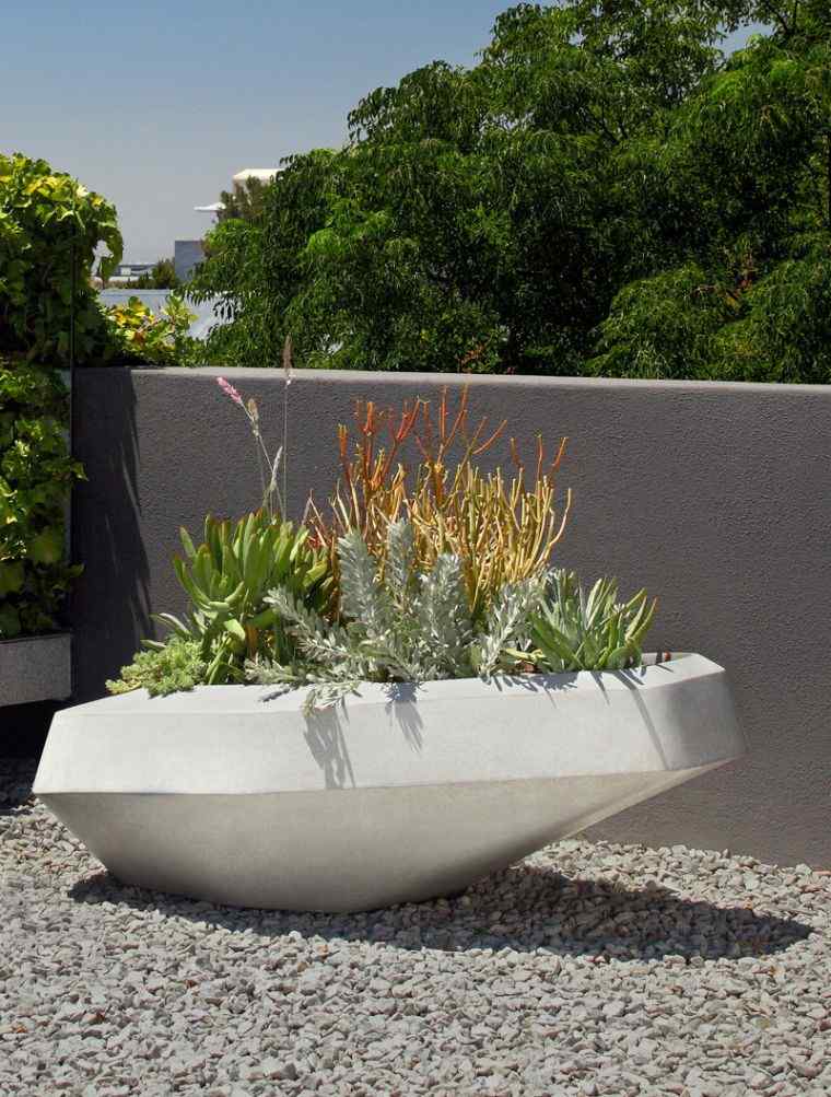 modernus sodo dekoras-akmenukai-jardiniere-dizainas