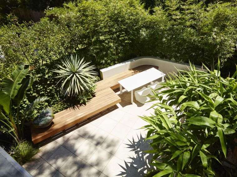 modernus sodas su mediniais baldais
