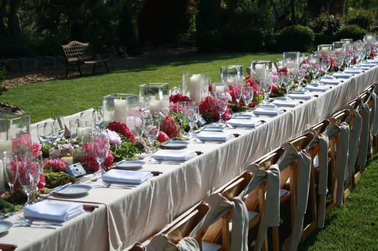 結婚式のテーブルの国の結婚式の装飾