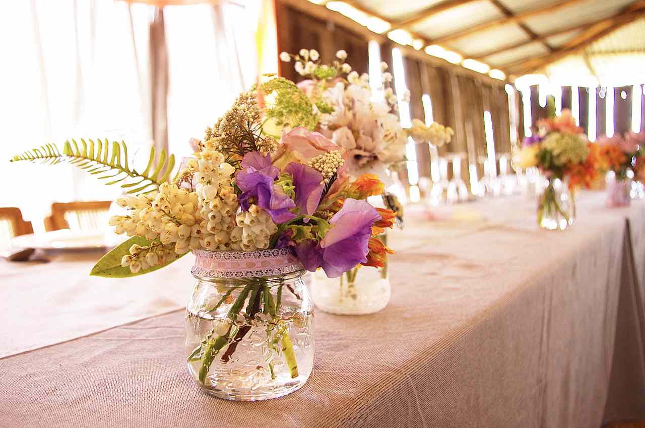 素朴な結婚式の装飾テーブルのレセプションのアイデア