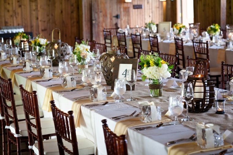 素朴な結婚式のテーブルの装飾のアイデア