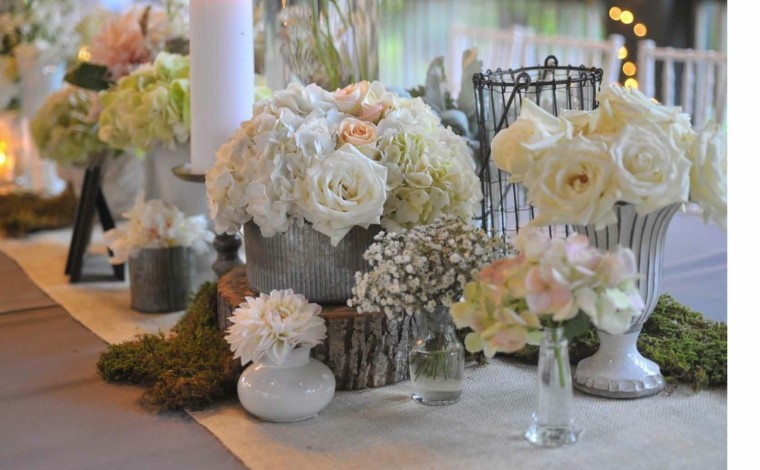 素朴なテーブルを飾る結婚式のアイデア