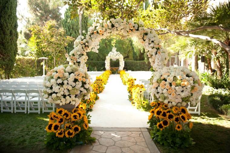 Šalies vestuvių dekoravimo kelio altorius ribojo gėles