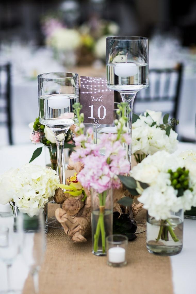 素朴なテーブルを飾る素朴な結婚式