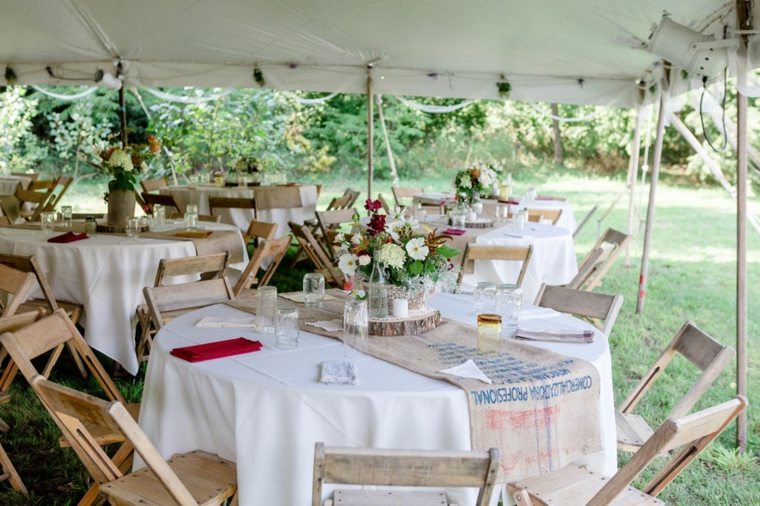 白緑のテーブルランナーの夏の結婚式